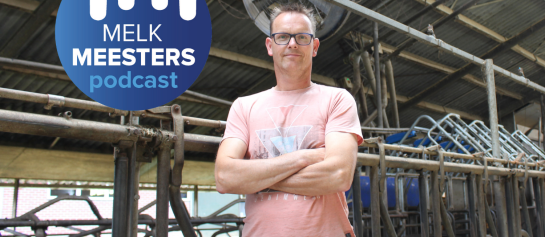 Melkveehouder Erik Immink in zijn stal met het DeLaval Cow Cooling systeem, inclusief logo van de Melkmeesters podcast logo