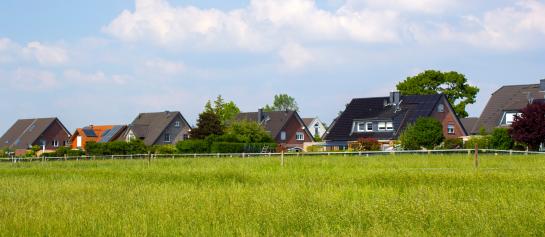 Weiland aan rand dorp