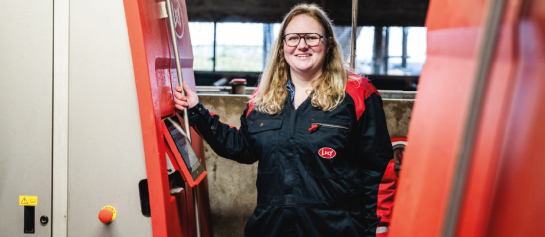 Albertine Ekkels staat bij haar melkrobot in de stal