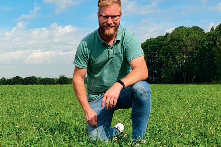 Melkveehouder Rik Zeegers gebruikt nu andere grasmengsels