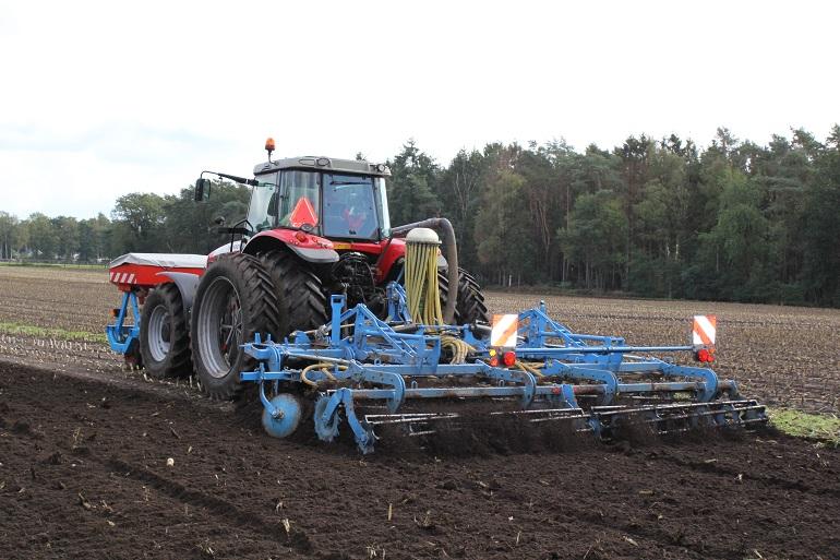 Stoppelbewerking en zaai van Snelle Lente Rogge in één werkgang