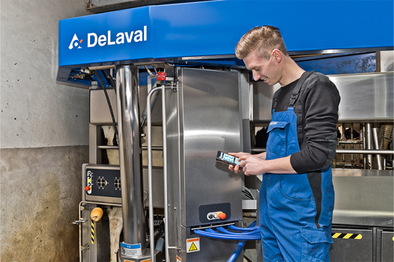 DeLaval VMS V300 melkrobot met boer en mobiel