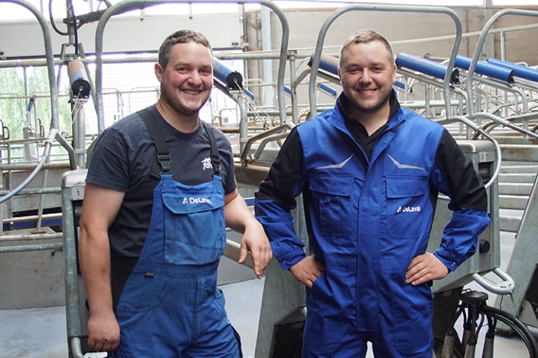 Jonathan en Quentin Langer met de PR2250-DeLaval-draaistal