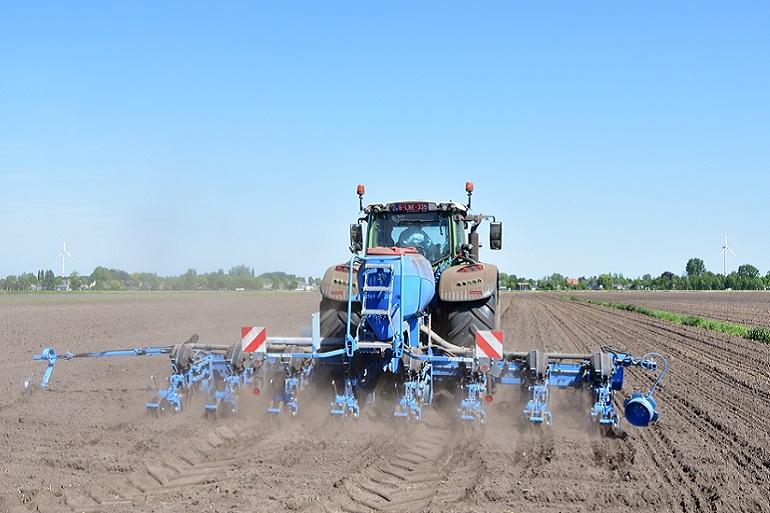 De zaai verloopt minder vlot dan gehoopt. Dit mag echter geen reden zijn om mogelijke opbrengst te laten liggen en nu al over te schakelen naar (te) vroege variëteiten. Alle rassen uit de vroege en zelfs een aantal uit de middenvroege groep zijn in veel gevallen geschikt voor een zaai tot 20-25 mei.