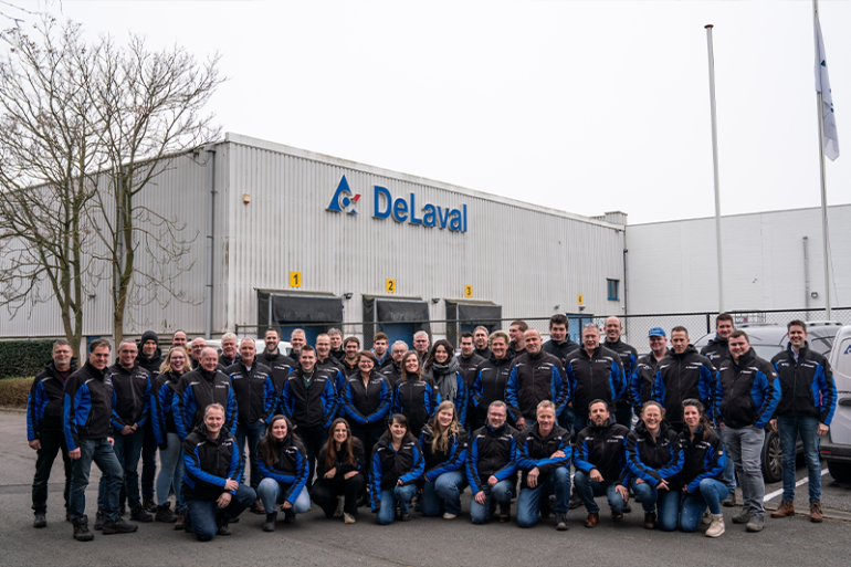 DeLaval Toerboertiekers bij fabriek in Dronge