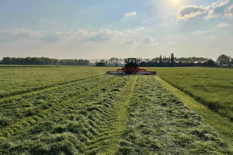 Vermijd boterzuur door de eerste grassnede snel te conserveren 