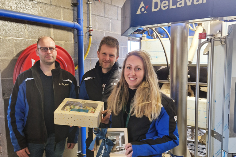 Stijn van de Pol (Leenaerts Agro Techniek) feliciteert Jef en Nathalie Geerts met het behaalde resultaat