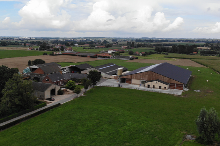 Luchtfoto van melkvee- en akkerbouw bedrijf Farm Lanneau