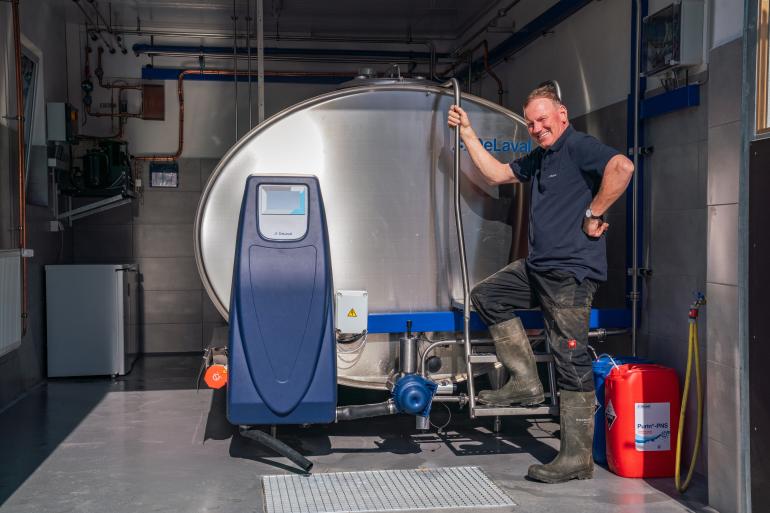 Nieuwe DeLaval koeltank DXE met melkveehouder