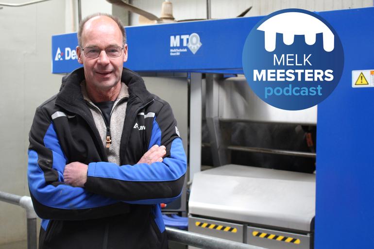 Melkveehouder Paul ten Velde voor de DeLaval VMS melkrobot met het Melkmeesters podcast logo