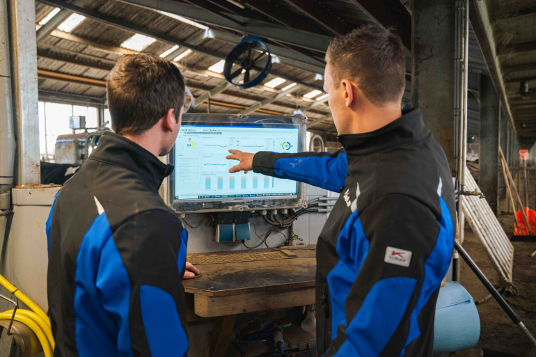 Melkveehouders achter computerscherm met data vanuit de DeLaval BioSensors Milk Cell Analysis (MCA)