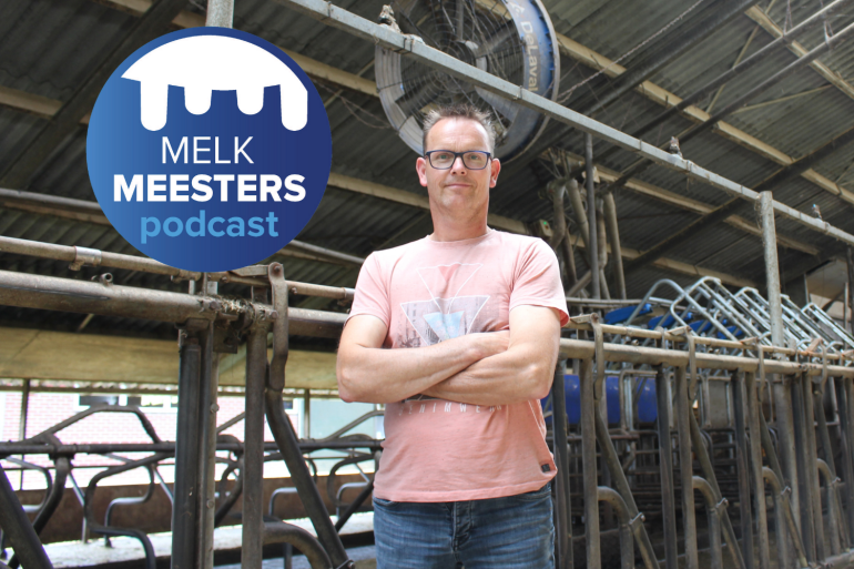 Melkveehouder Erik Immink in zijn stal met het DeLaval Cow Cooling systeem, inclusief logo van de Melkmeesters podcast logo