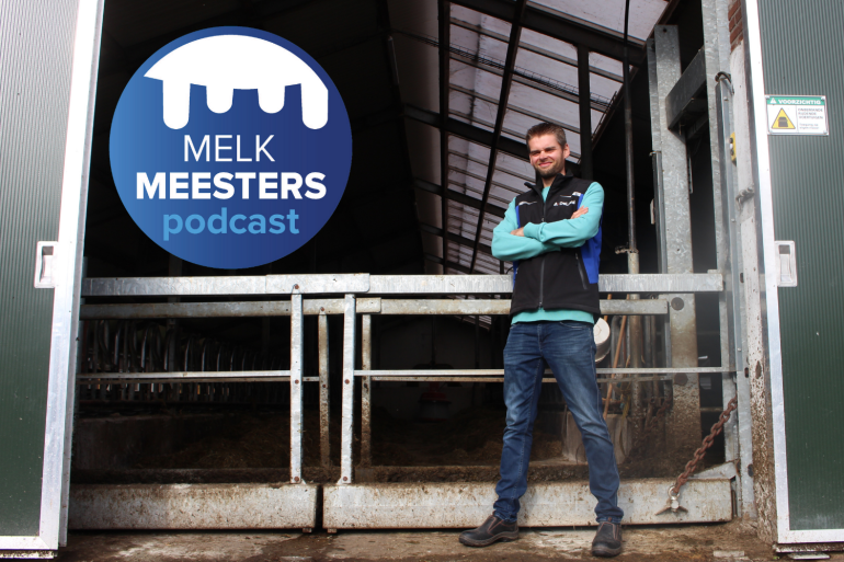 Melkveehouder Kasper van Beek voor de unieke ophaalbrug waar zijn koeien overheen lopen in zijn melkveestal. Samen met het logo van de Podcast Melkmeesters die gemaakt wordt door Veeteelt en DeLaval