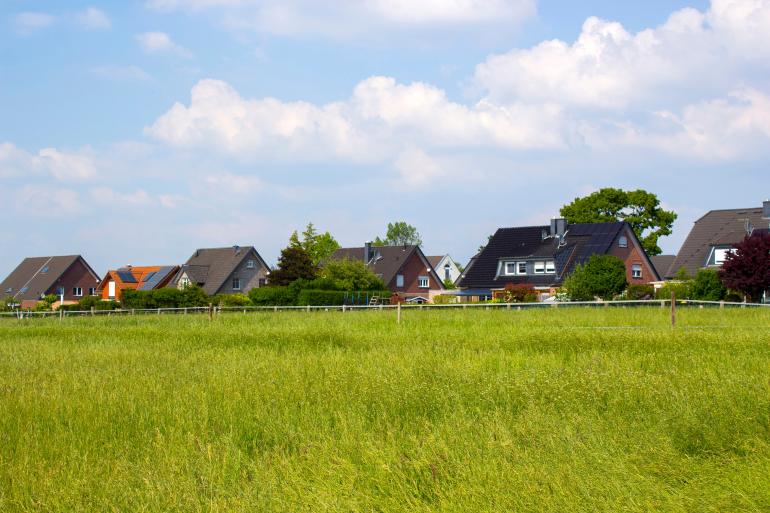 Weiland aan rand dorp