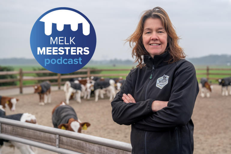 Jennie Polinder voor de kalveren op het kalverstrand met het Melkmeesters podcast logo