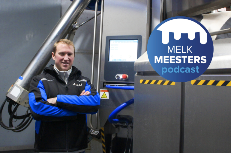 Koen Heymans voor DeLaval VMS V310 melkrobot met het Melkmeesters podcast logo