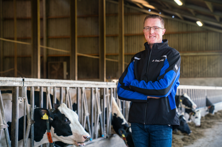Melkveehouder Martin Brandsma met DeLaval jas in de voergang