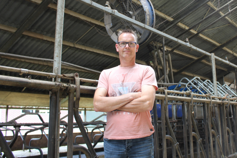 Melkveehouder Erik Immink voor zijn DeLaval Cow Cooling systeem