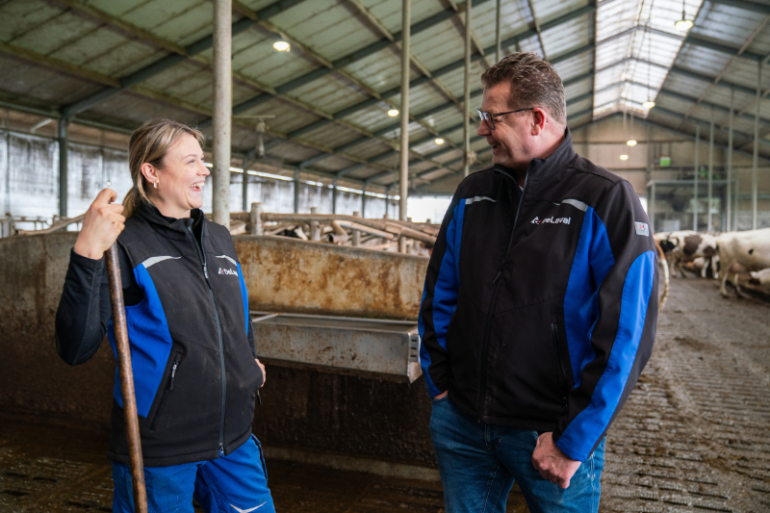 Melkveehouder Kim de Groot met Sigmar Vosjan, Solution Manager Automatisch Melken bij DeLaval over de VMS V300 melkrobot met Flow-Responsive Milking