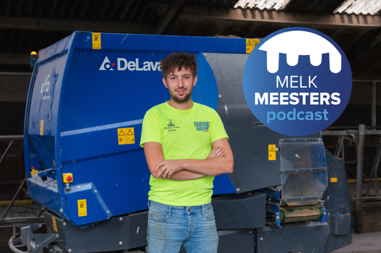 Biologisch melkveehouder Rick Nijstad voor de OptiWagon met DeLaval Optimat systeem en logo podcast Melkmeesters