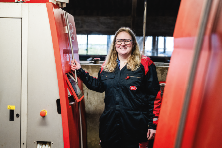Albertine Ekkels staat bij haar melkrobot in de stal