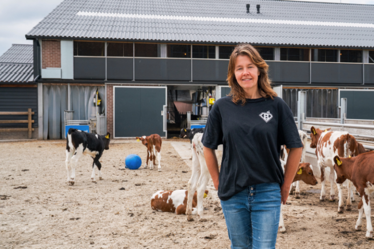 Jennie Polinder - Van Emst, melkveehouder, en op de achtergrond haar kalveren op het Kalverstrand 