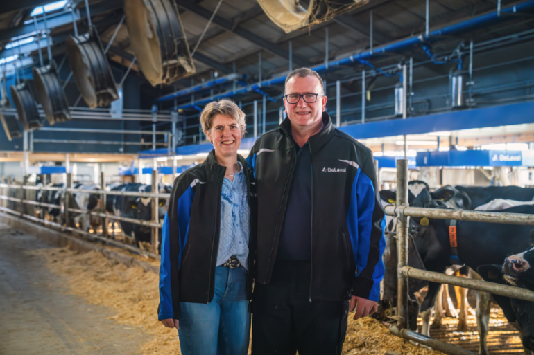 Jan en Titia Offenberg bij het VMS Batch Milking-systeem