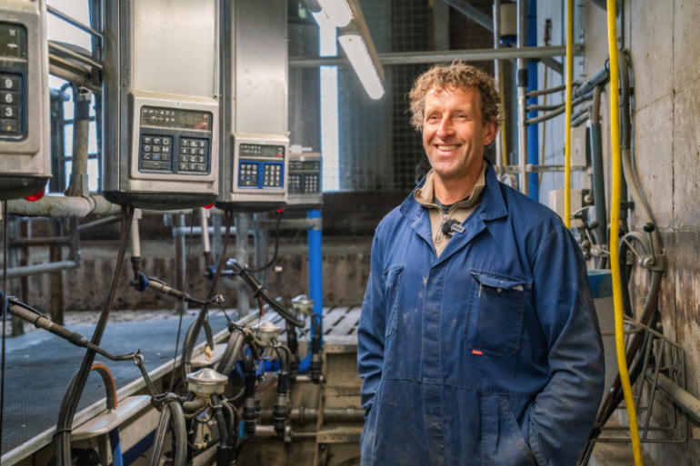 Nanne Zuidema bij kleine melkstal bij VMS Batch Milking van Firma Offenberg Hommes