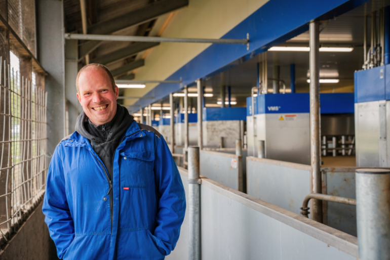 Gert Rozenboom bij het VMS Batch Milking-systeem van Firma Offenberg Hommes