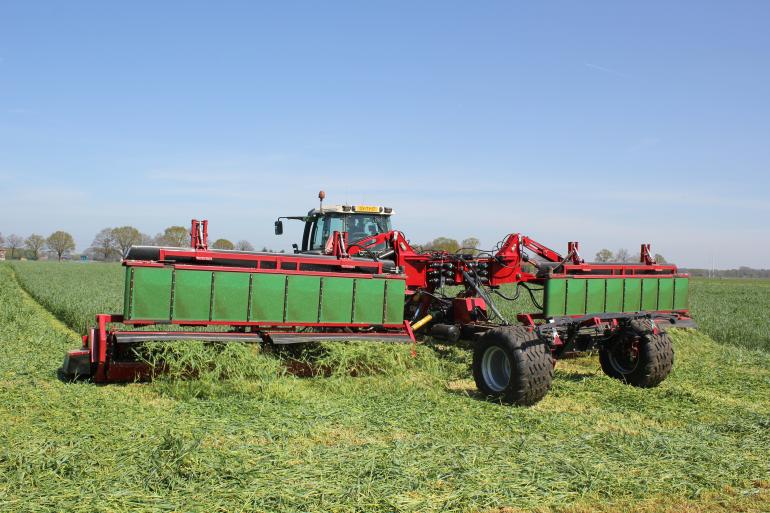 Op de eerste dag maaien, kneuzen en breed wegleggen in 1 werkgang