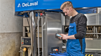 DeLaval VMS V300 melkrobot met boer en mobiel