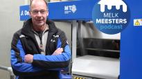 Melkveehouder Paul ten Velde voor de DeLaval VMS melkrobot met het Melkmeesters podcast logo
