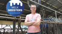 Melkveehouder Erik Immink in zijn stal met het DeLaval Cow Cooling systeem, inclusief logo van de Melkmeesters podcast logo