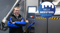 Koen Heymans voor DeLaval VMS V310 melkrobot met het Melkmeesters podcast logo