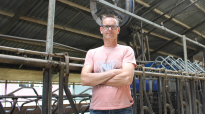 Melkveehouder Erik Immink voor zijn DeLaval Cow Cooling systeem
