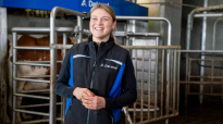 Melkveehouder Kim de Groot voor de DeLaval VMS V300 melkrobot met Flow-Responsive Milking