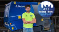 Biologisch melkveehouder Rick Nijstad voor de OptiWagon met DeLaval Optimat systeem en logo podcast Melkmeesters