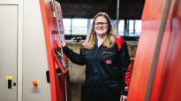 Albertine Ekkels staat bij haar melkrobot in de stal