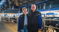Jan en Titia Offenberg bij het VMS Batch Milking-systeem